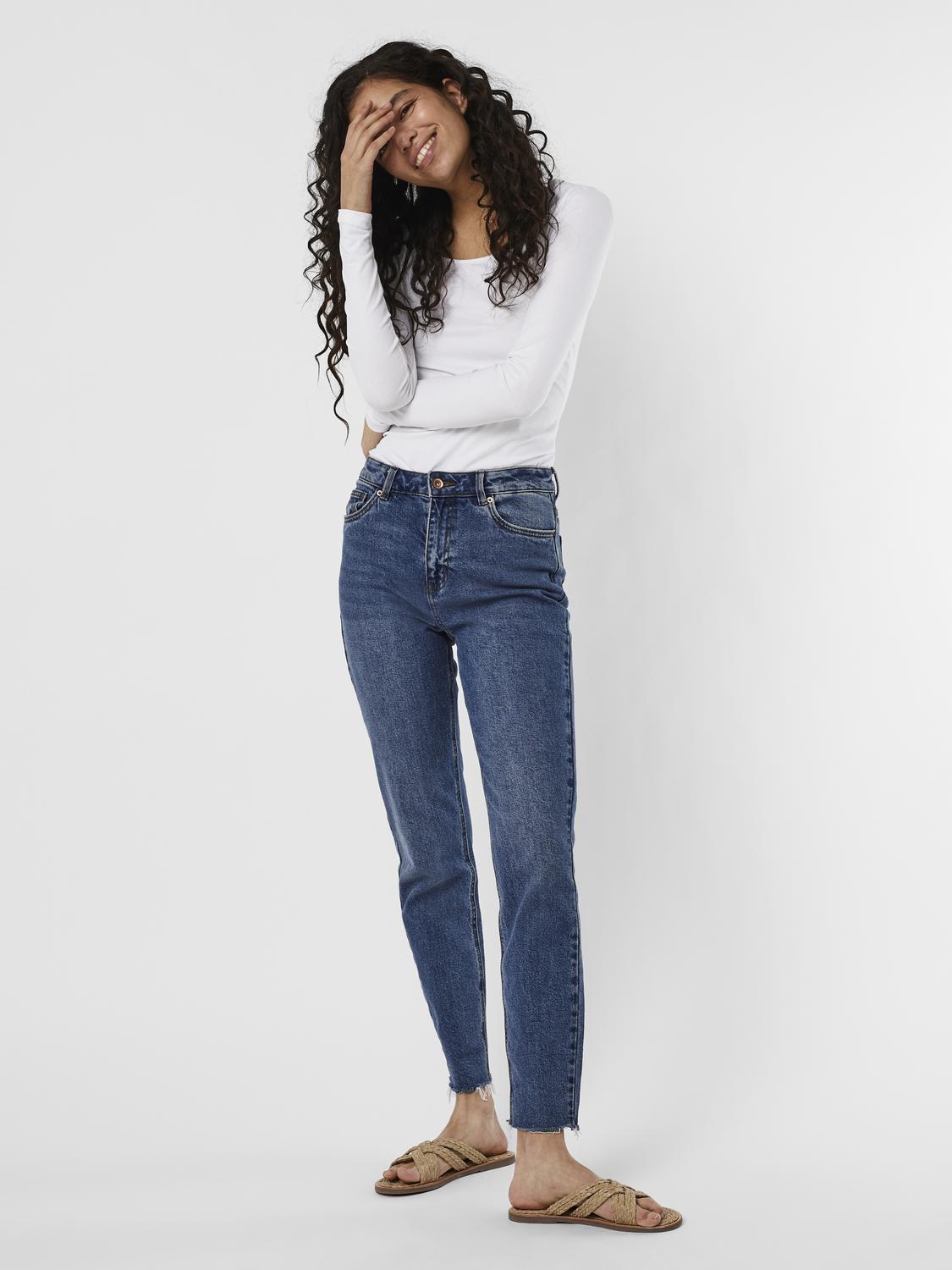 model_shot-front_full